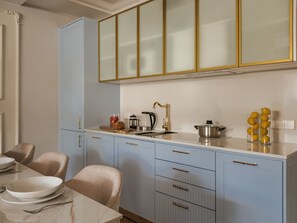 Wasserkocher mit Kaffee-/Teezubehör, Kühlschrank, Mikrowelle, Herdplatte