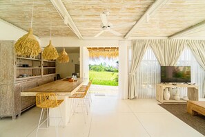 Villa familiar, 2 habitaciones, patio, vistas al jardín | Cocina básica privada | Hervidor eléctrico