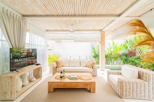 Vila família, 2 quartos, varanda, vista para o jardim | Área de estar | TV