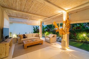 Familievilla, 2 soverom, terrasse, hageutsikt | Oppholdsområde | TV