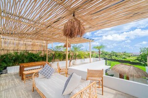 Vila luxo, varanda, vista para o jardim | Terraço/pátio