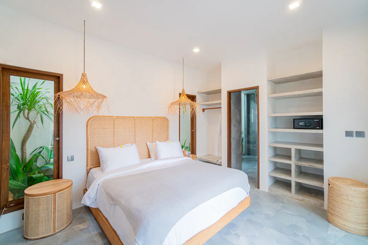 Vila luxo, varanda, vista para o jardim | Cofres nos quartos, ferros/tábuas de passar roupa, Wi-Fi de cortesia