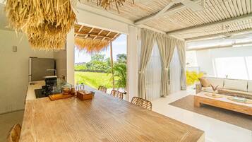 Vila família, 2 quartos, varanda, vista para o jardim | Cozinha americana privada