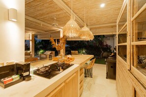 Vila família, 2 quartos, varanda, vista para o jardim | Cozinha americana privada