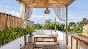 Vila, varanda, vista para o jardim | Terraço/pátio