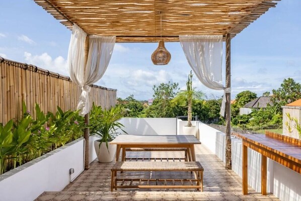 Vila, varanda, vista para o jardim | Terraço/pátio