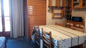Unclassified image, 3 of 3, button - Studio for 4 People in Arc 2000 Near the ice Rink (Bourg-Saint-Maurice)