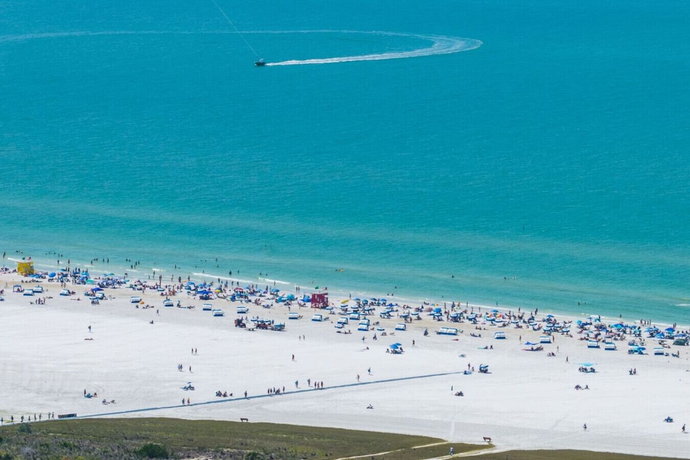 Una spiaggia nelle vicinanze