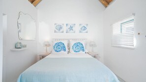 5 bedrooms, iron/ironing board, WiFi, bed sheets