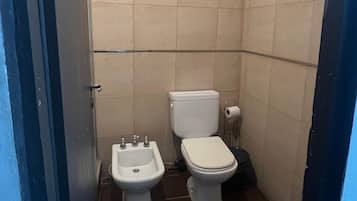 Habitación doble, balcón, vista al jardín | Baño | Regadera, secadora de cabello, toallas, jabón