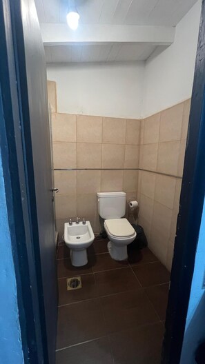 Double Room, Balcony, Garden View | Bathroom | Shower, hair dryer, towels, soap - Descanso de las piedras (Tafí del Valle)