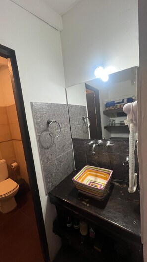 Double Room, Balcony, Garden View | Bathroom