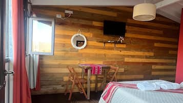 Blackout curtains, free WiFi