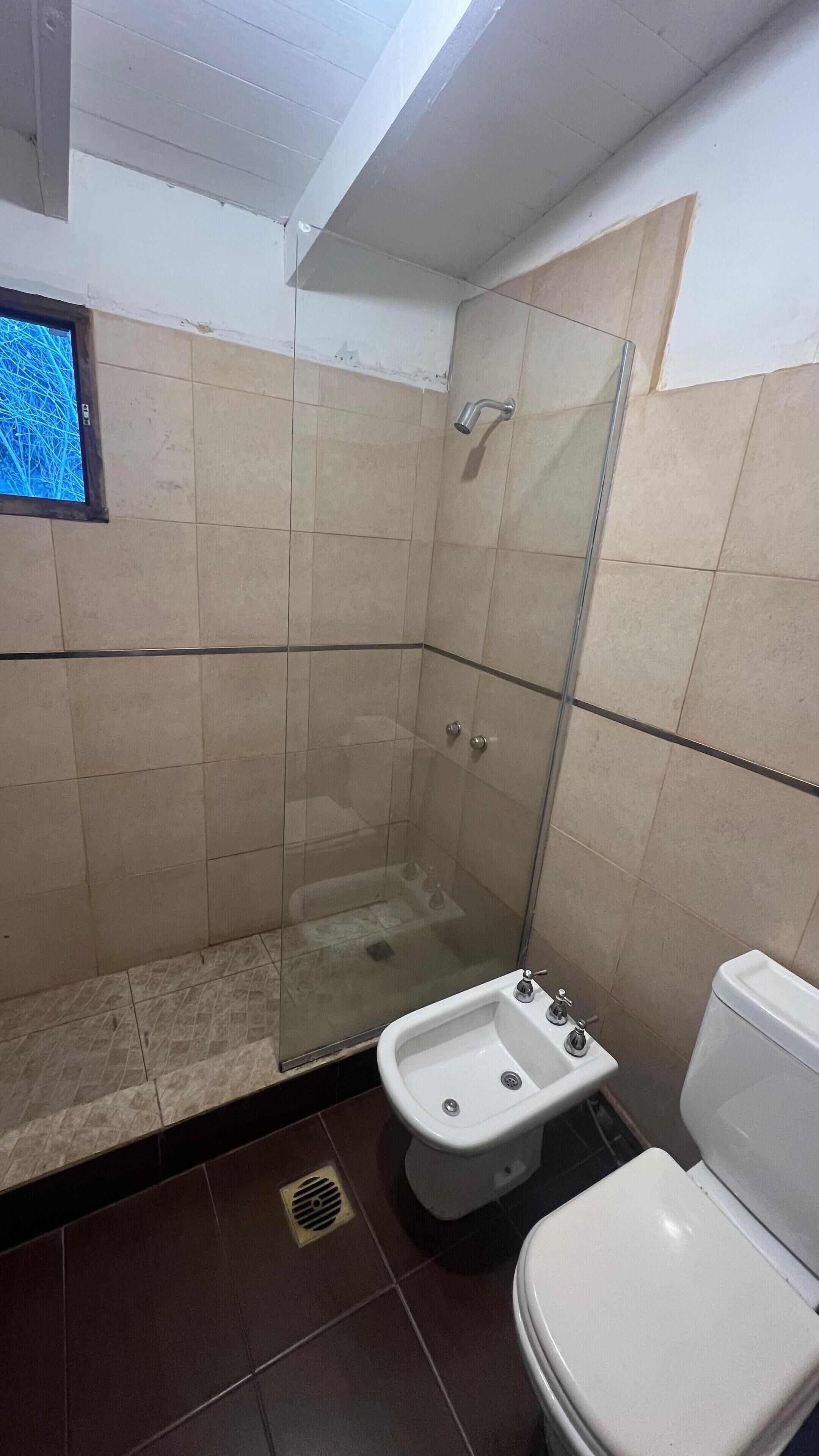 Kamar Double, balkon, pemandangan kebun | Kamar mandi | Shower, pengering rambut, handuk, dan sabun