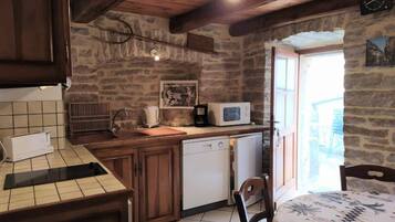 Fridge, oven, dishwasher, cookware/dishes/utensils