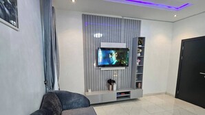 Maison, 5 chambres, accessible aux personnes à mobilité réduite, fumeur | Salle de séjour