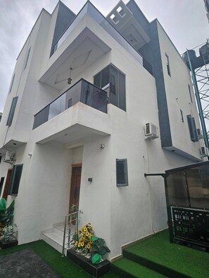Exterior - Luxury 5 Bedrooms Duplex With Swimming Pool (Lagos)