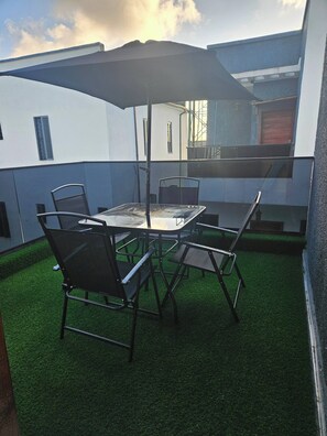 Outdoor dining - Luxury 5 Bedrooms Duplex With Swimming Pool (Lagos)