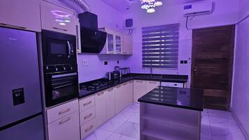 House, 5 Bedrooms, Accessible, Smoking | Interior