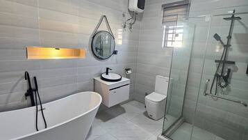 House, 5 Bedrooms, Accessible, Smoking | Bathroom