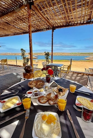 Desayuno con opciones de la cocina local incluido todos los días . Kali Camp