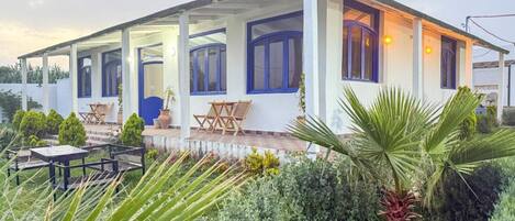 Vista frontal de la propiedad