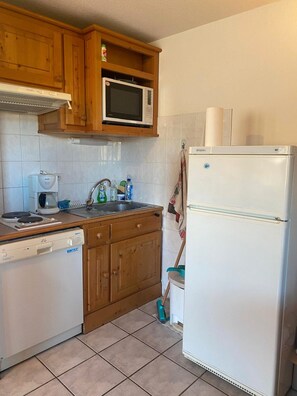 Een koelkast, een microgolfoven, een oven, een kookplaat