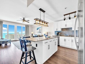 Een koelkast, een microgolfoven, een oven, een kookplaat