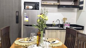 Condo, 1 Bedroom, Accessible, Balcony | Ruang makan