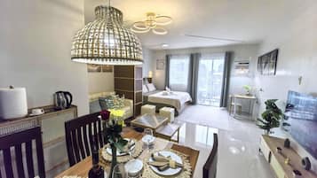 Condo, 1 Bedroom, Accessible, Balcony | Dining room