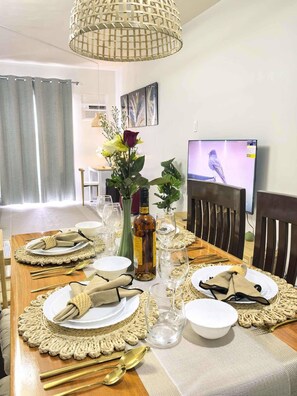 Condo, 1 chambre, accessible aux personnes à mobilité réduite, balcon | Salle à manger