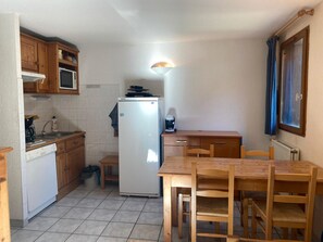 ثلاجة، ميكروويف، فرن، موقد طهي مسطح