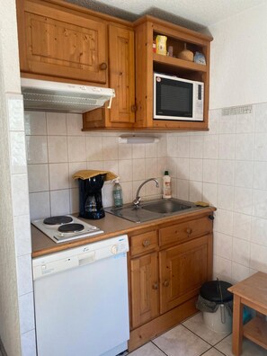 Refrigerador, microondas, horno, placa de cocina