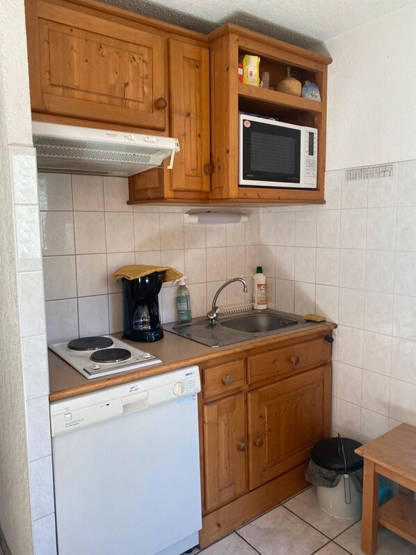 Een koelkast, een microgolfoven, een oven, een kookplaat