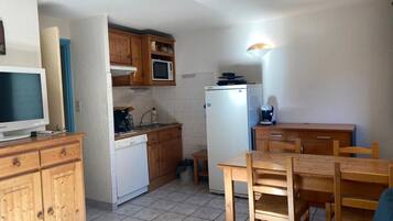 Jääkaappi, mikroaaltouuni, uuni, liesi