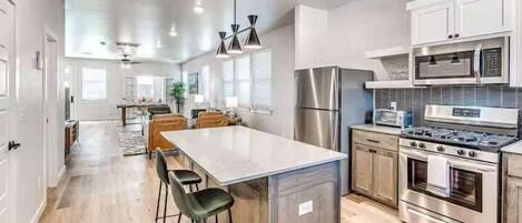 Geladeira, micro-ondas, fogão, cooktop