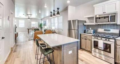 Stylish Townhome Steps from Plaza District & Downtown