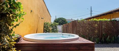Comfort Villa | Outdoor spa tub