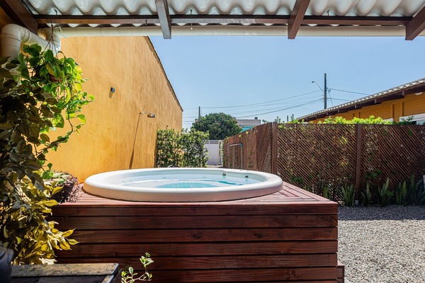 Comfort Villa | Outdoor spa tub