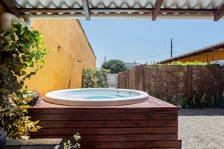 Comfort Villa | Outdoor spa tub. Casa 1