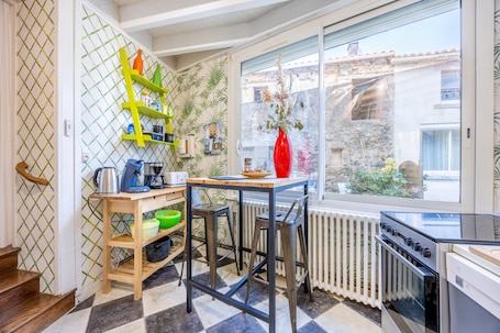 Fridge, microwave, oven, stovetop. Spacious Cottage 25 Minutes from Puy du Fou