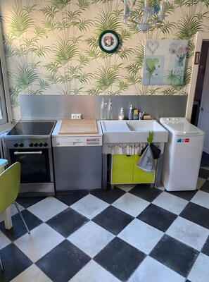 Réfrigérateur, micro-ondes, four, plaque de cuisson