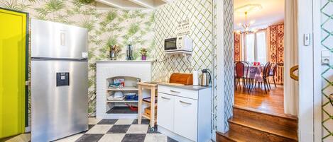 Réfrigérateur, micro-ondes, four, plaque de cuisson