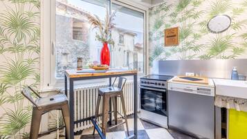 Kühlschrank, Mikrowelle, Ofen, Herdplatte