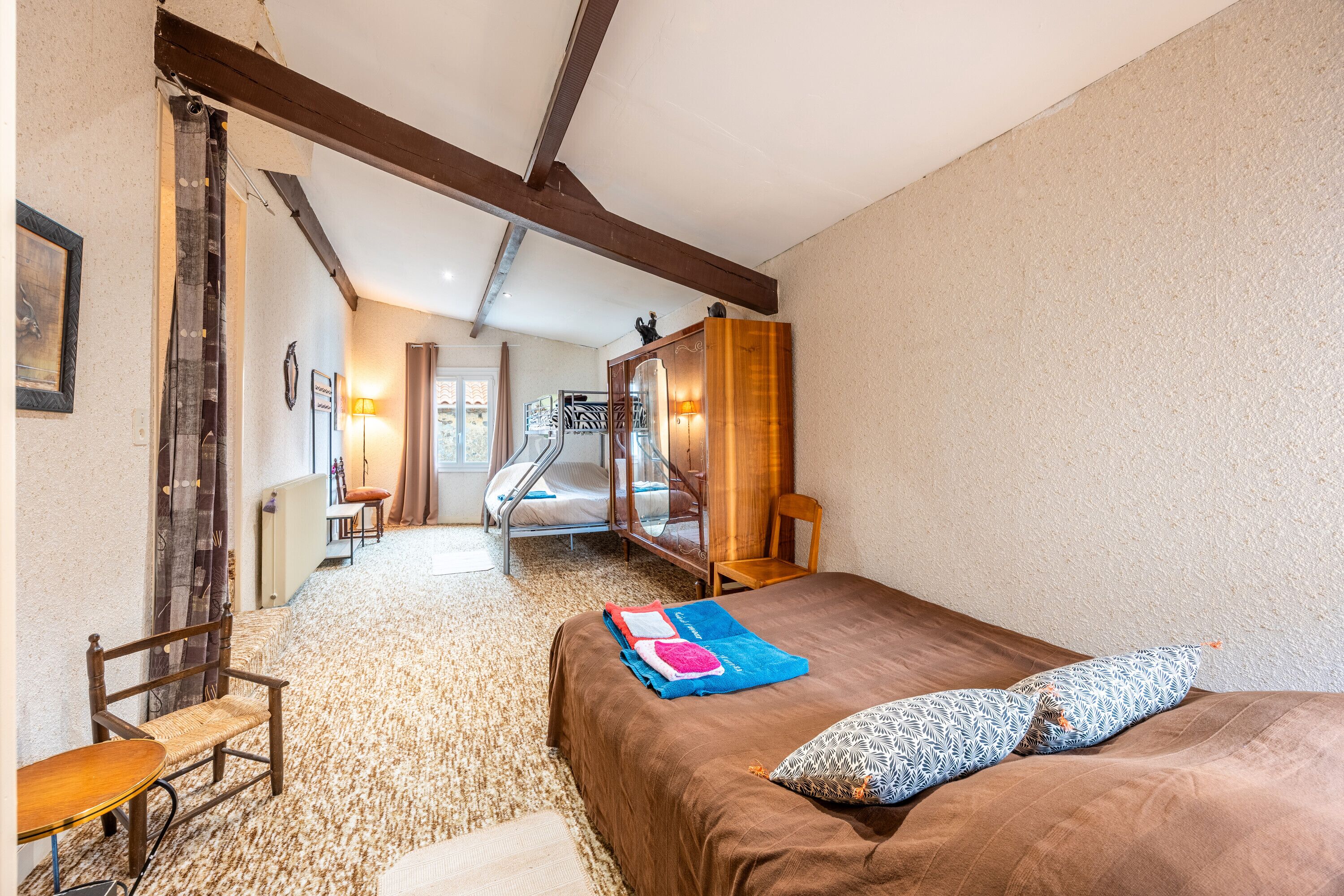 5 habitaciones, tabla de planchar con plancha, wifi y ropa de cama 