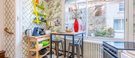 雪櫃、微波爐、焗爐、爐具