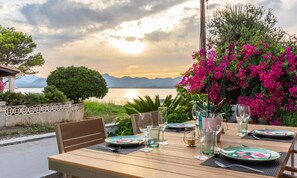 Outdoor dining - Villa in Manresa With Beachfront Access (Alcúdia)