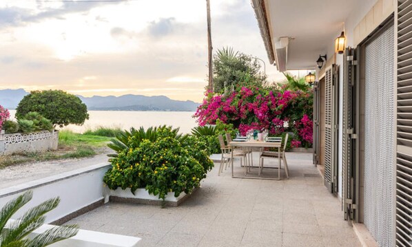 Outdoor dining - Villa in Manresa With Beachfront Access (Alcúdia)