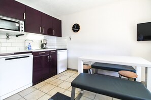 Fridge, oven, dishwasher, coffee/tea maker