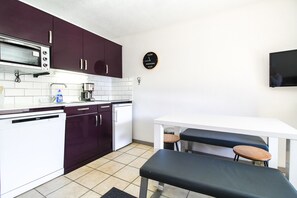 Fridge, oven, dishwasher, coffee/tea maker